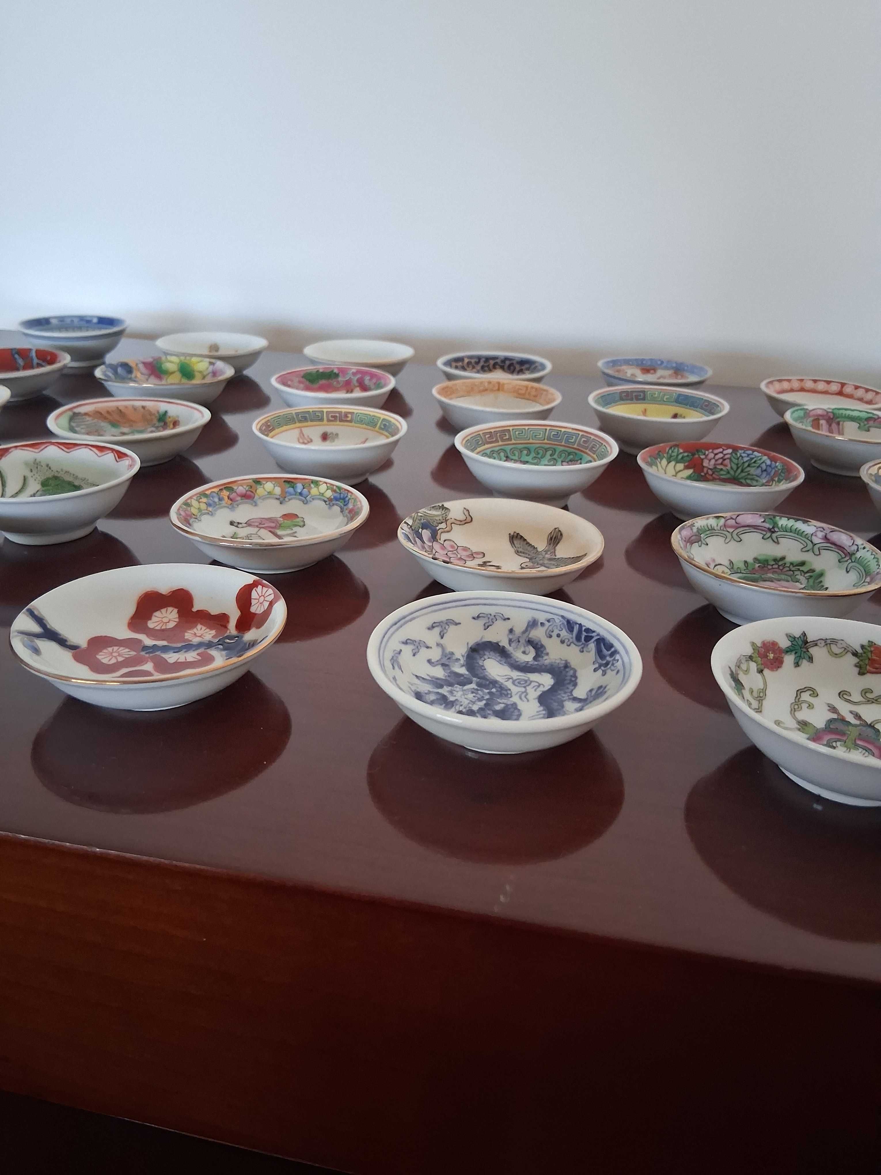Conjunto de 30 tacinhas em porcelana oriental