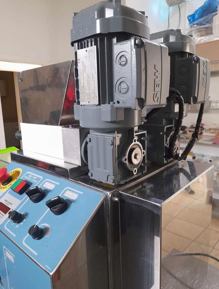 Máquina  modeladora de salgados e doces.