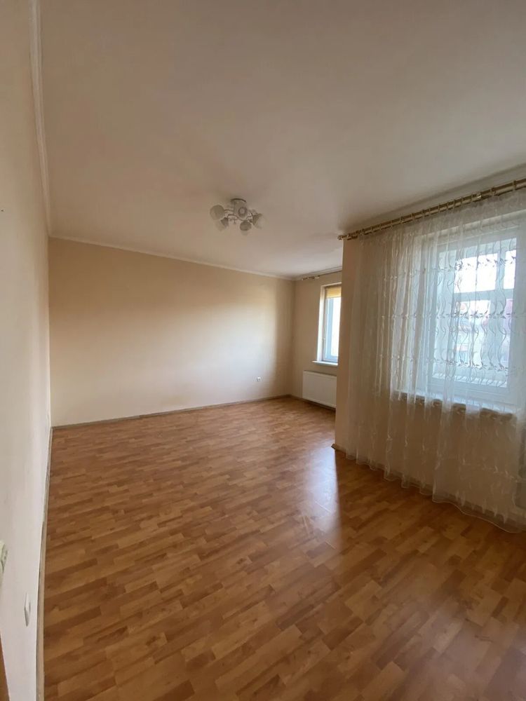 Продаж чотирикімнатної квартири по вул.Володимирська.