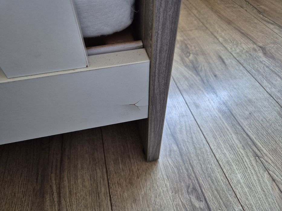 Łóżeczko dziecięce oraz komoda