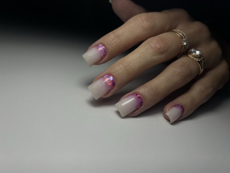 Манікюр, нарощення нігтів, педикюр