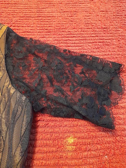 Casaco e blusa em tecido castanho