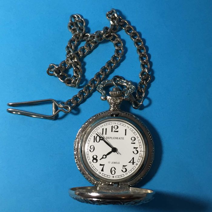 Relógio de Bolso com corrente prateada - marca DIPLOMATE