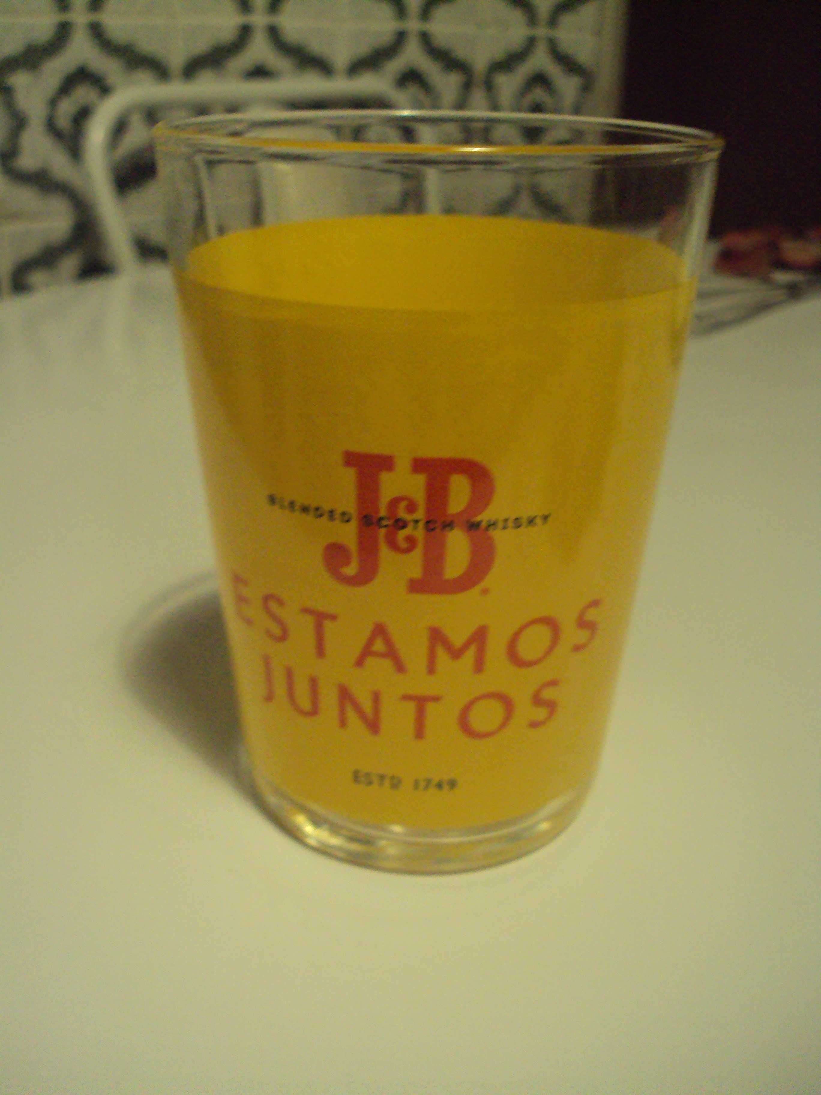 Copo amarelo J&B