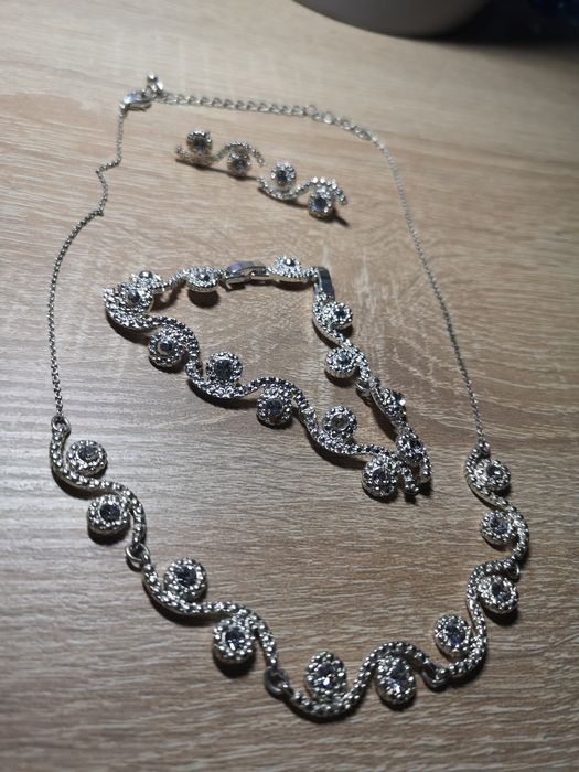 Zestaw biżuterii naszyjnik, bransoletka i kolczyki