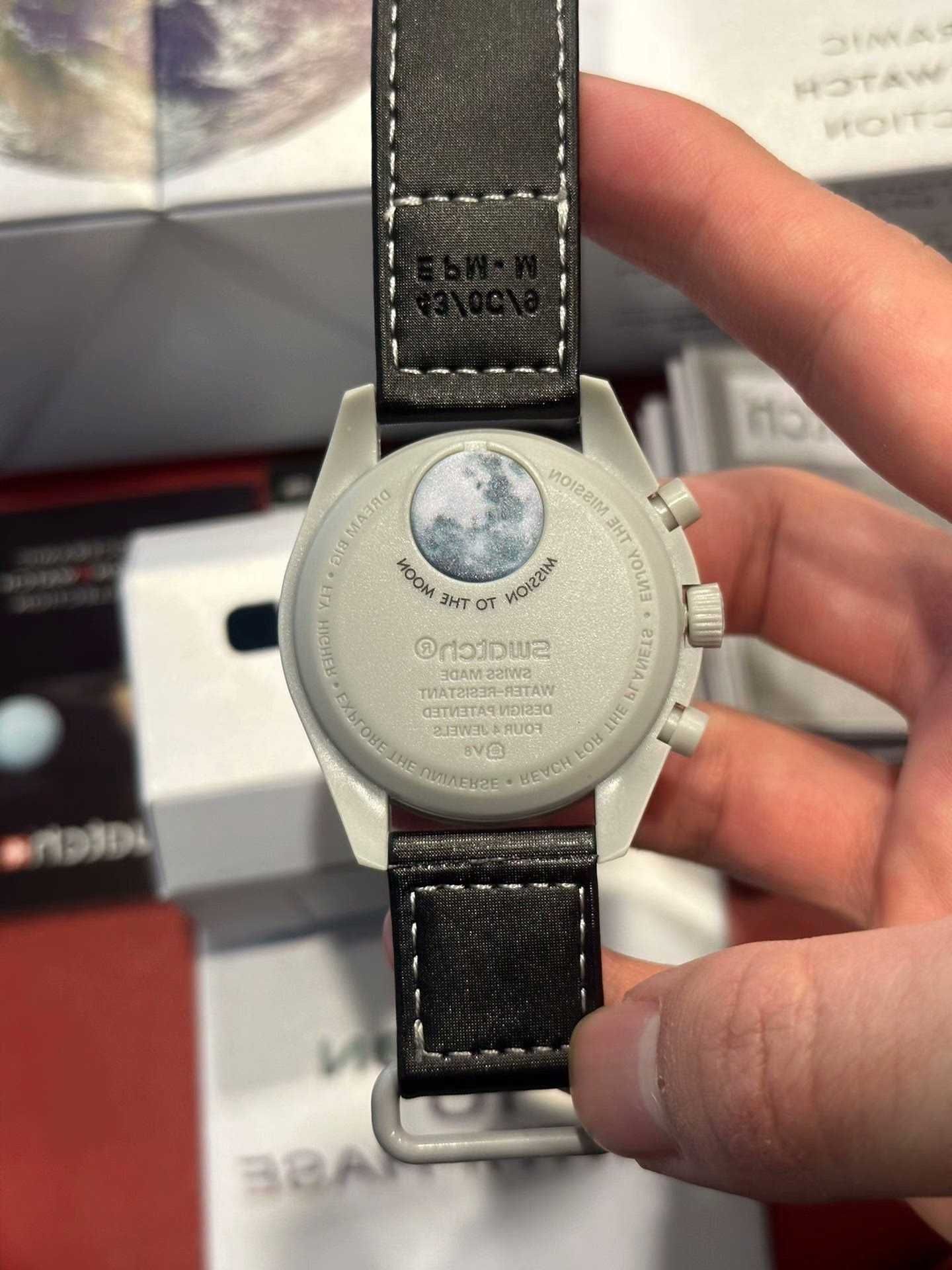 Omega Swatch Faza Ziemi SO33M700 - zegarek do codzienności