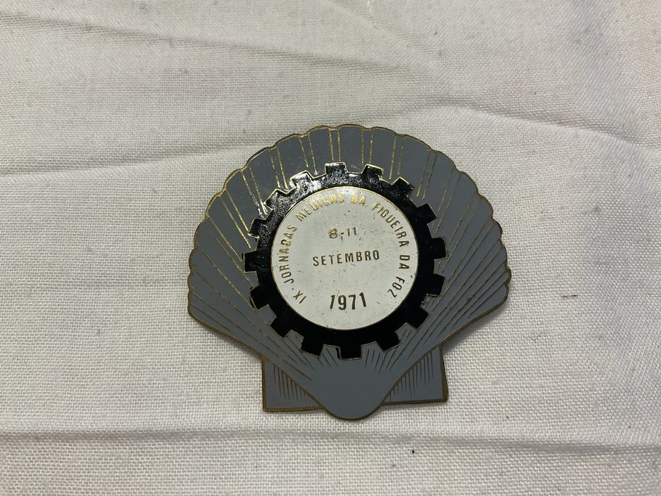 Crachá ou pin do 9 Jornadas medicas da Figueira da Foz 1971