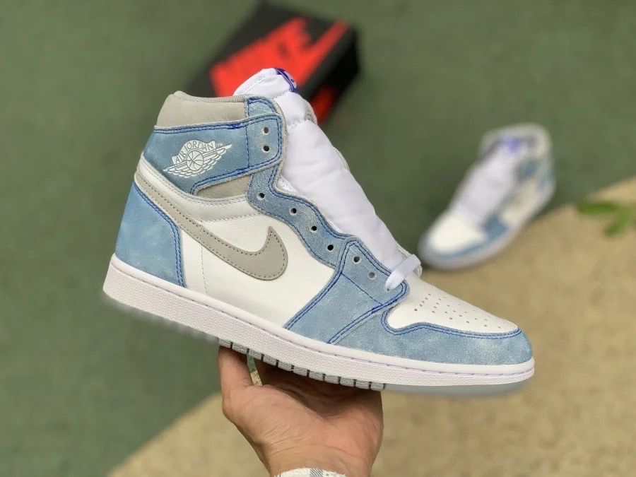 Кроссовки Nike Air Jordan 1 Retro High Og Hyper Royal Джорданы голубые