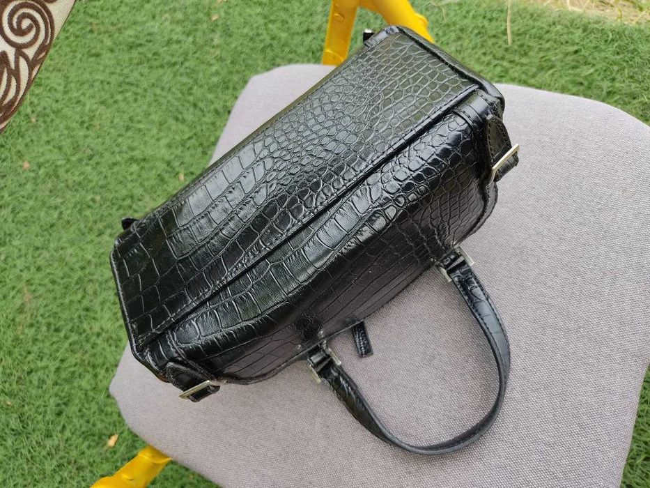 жіноча сумка fiorelli з iталii пiд крокодилову шкіру чорного кольору