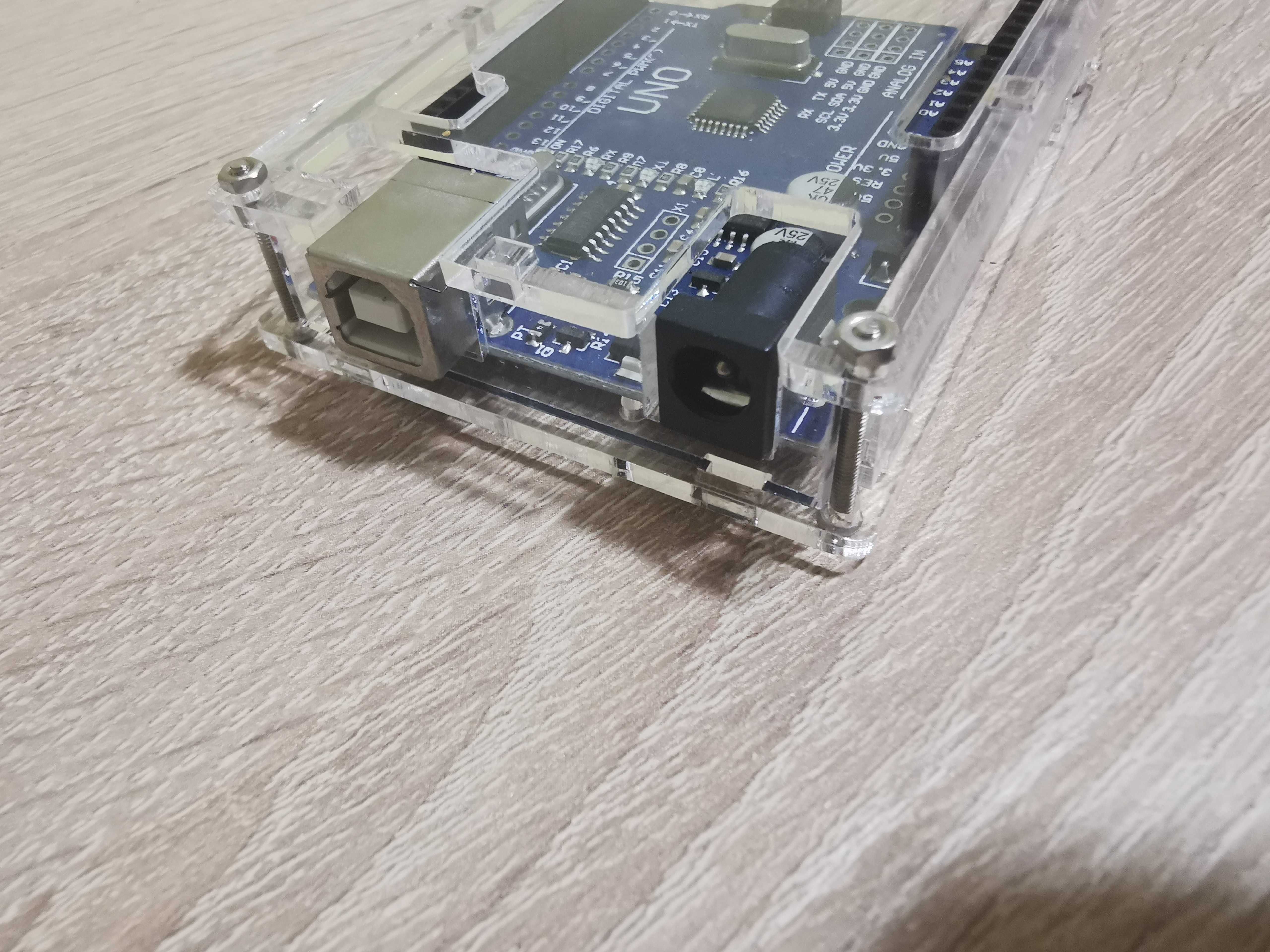 Klon Arduino Uno w dedykowanej przeźroczystej obudowie