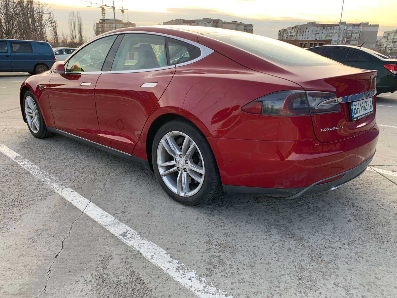 Tesla Model S 2014 г.в. (на коже с панорамой)