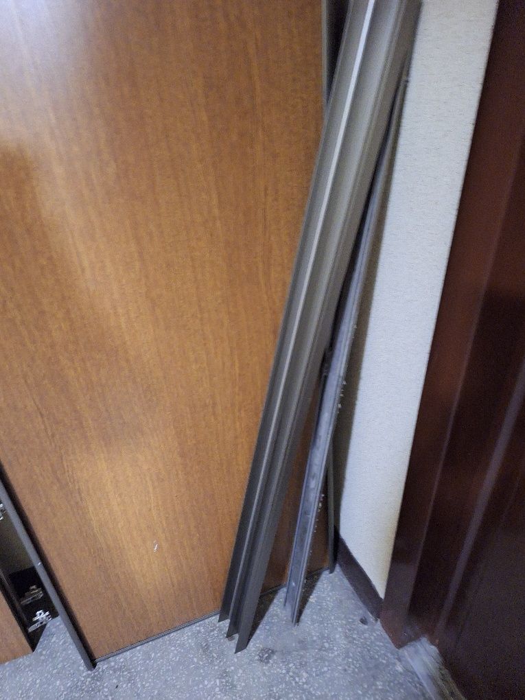 Wysuwane drzwi do szafy wraz z półkamiami