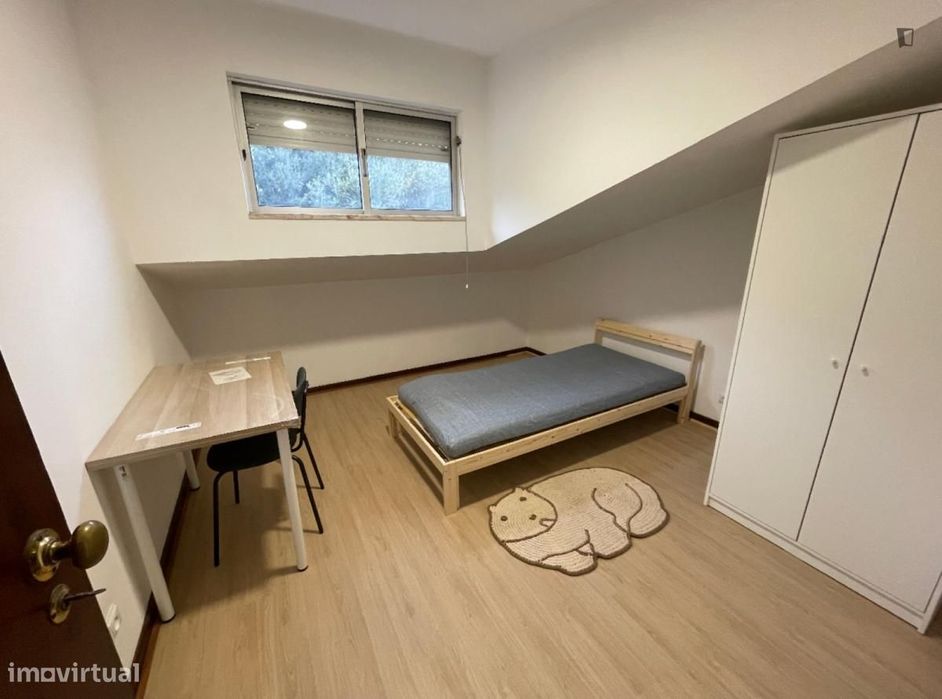 Quarto - localizado em Alta de Santa Clara Coimbra