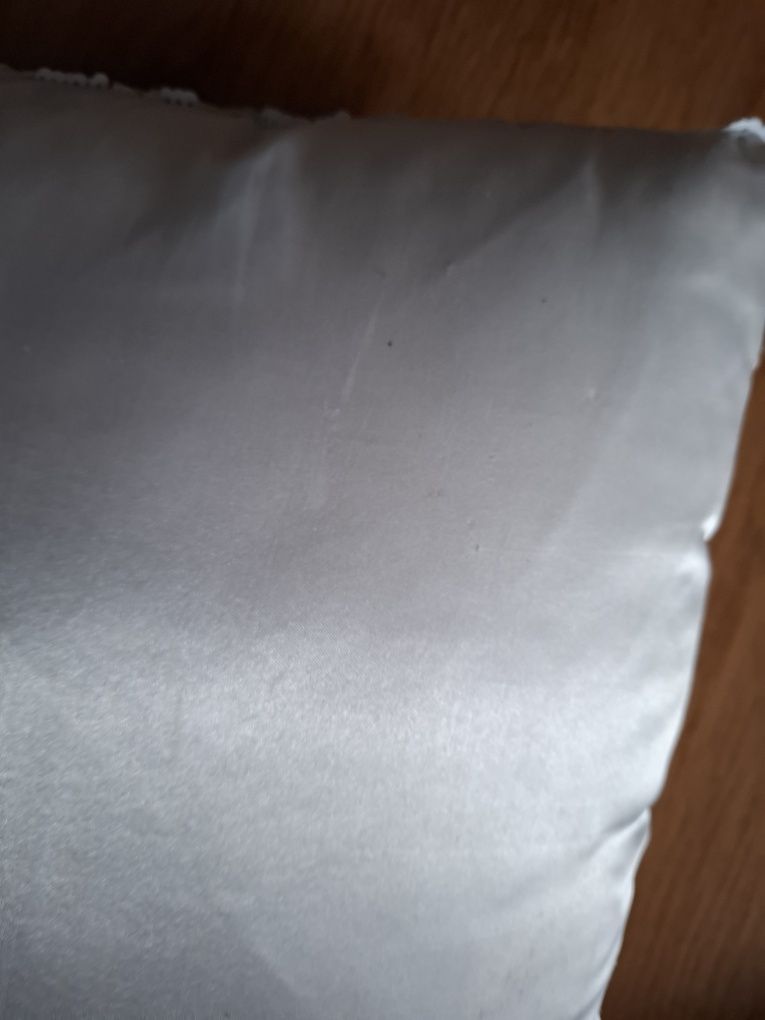 Cekinowa poduszka zmieniajaca kolor