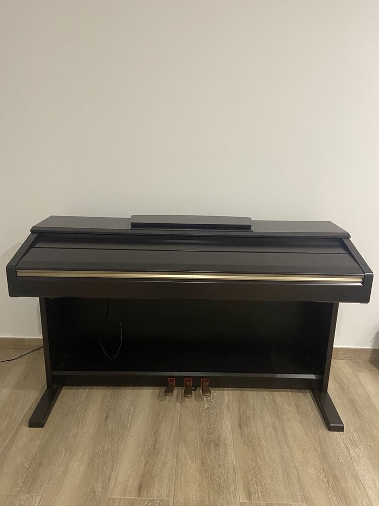 Piano Yamaha Arius