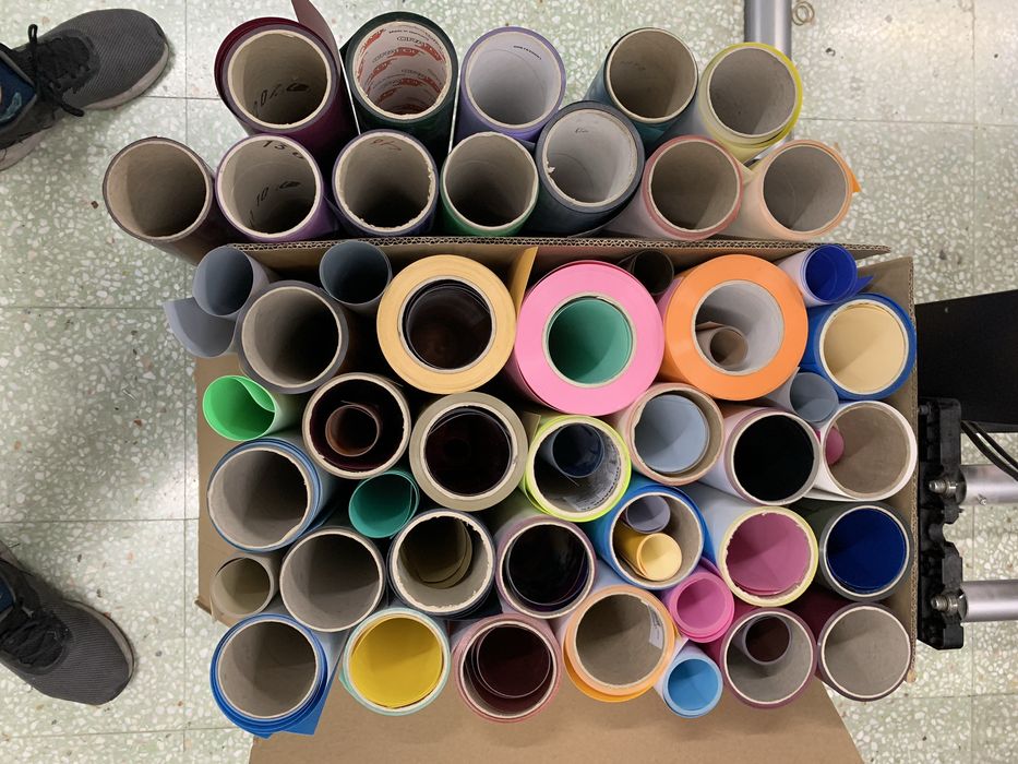 Lote variado de vinil têxtil para personalização de roupas e tecidos.