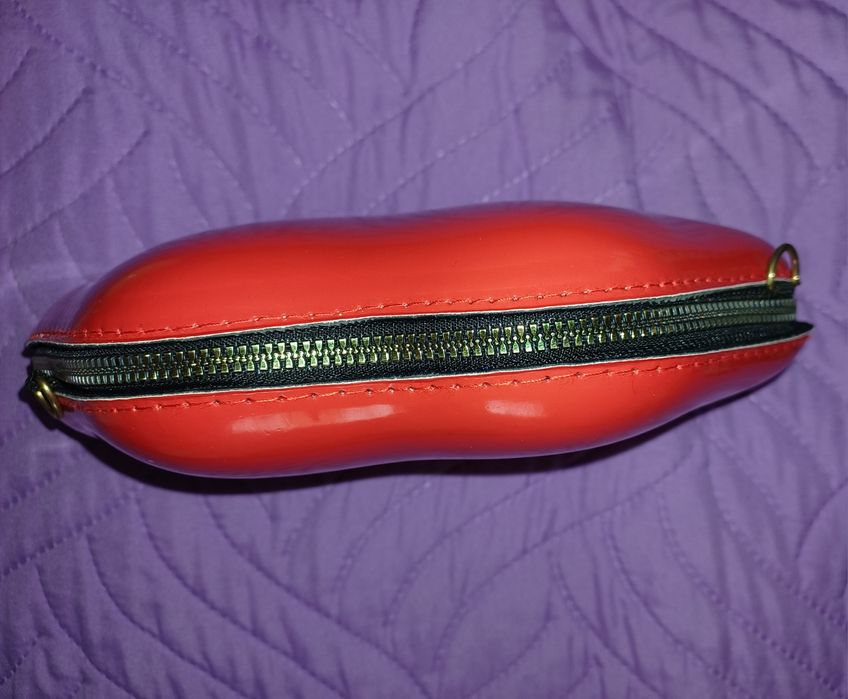 Clutch vermelha em forma de lábios