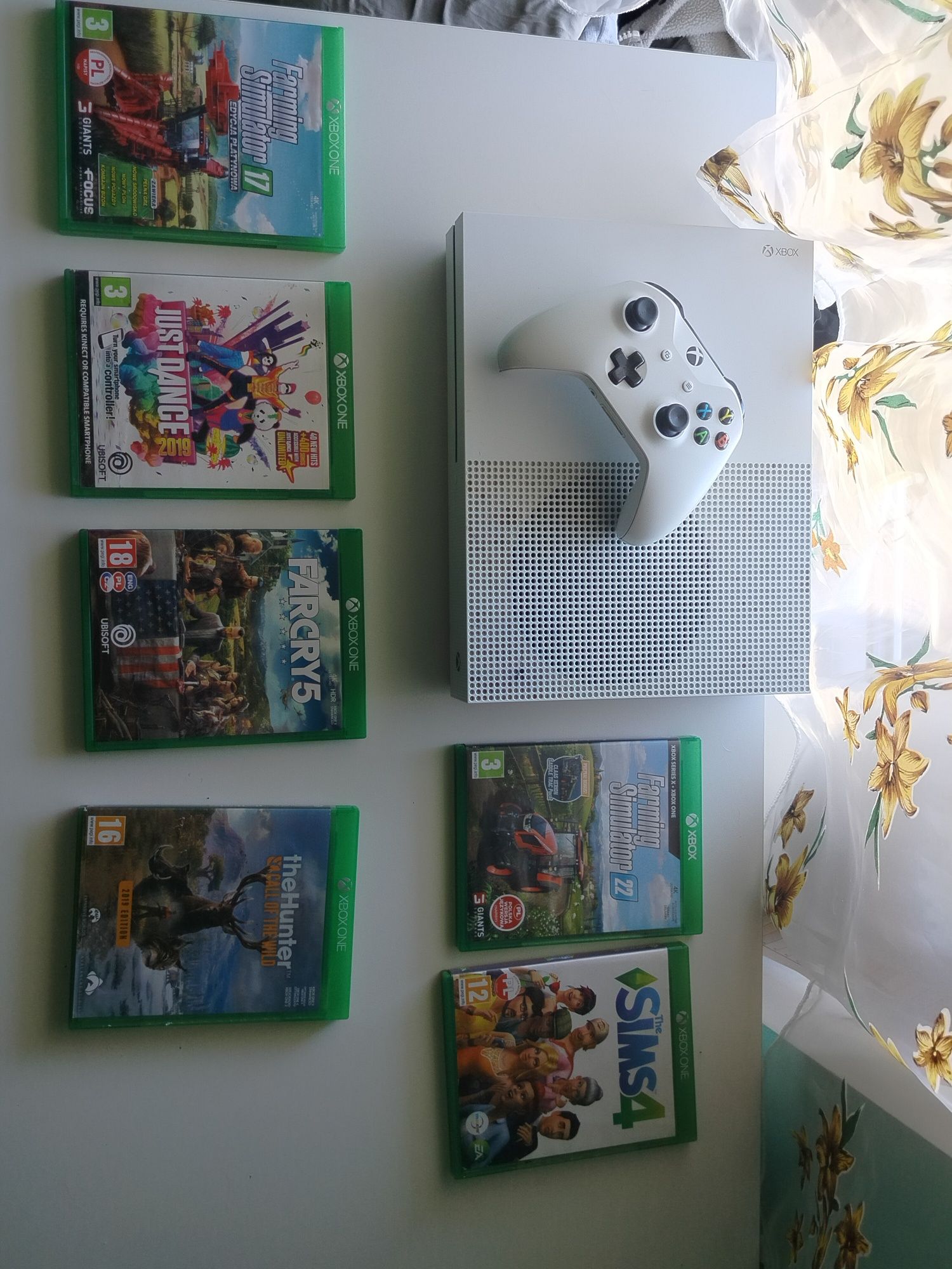 Xbox one s z kompletem gier i padem pojemność dysku 1TB