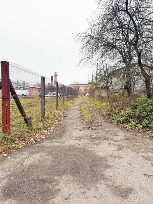 Продам виробничо-складське  приміщення у с. Вістова з рампою .