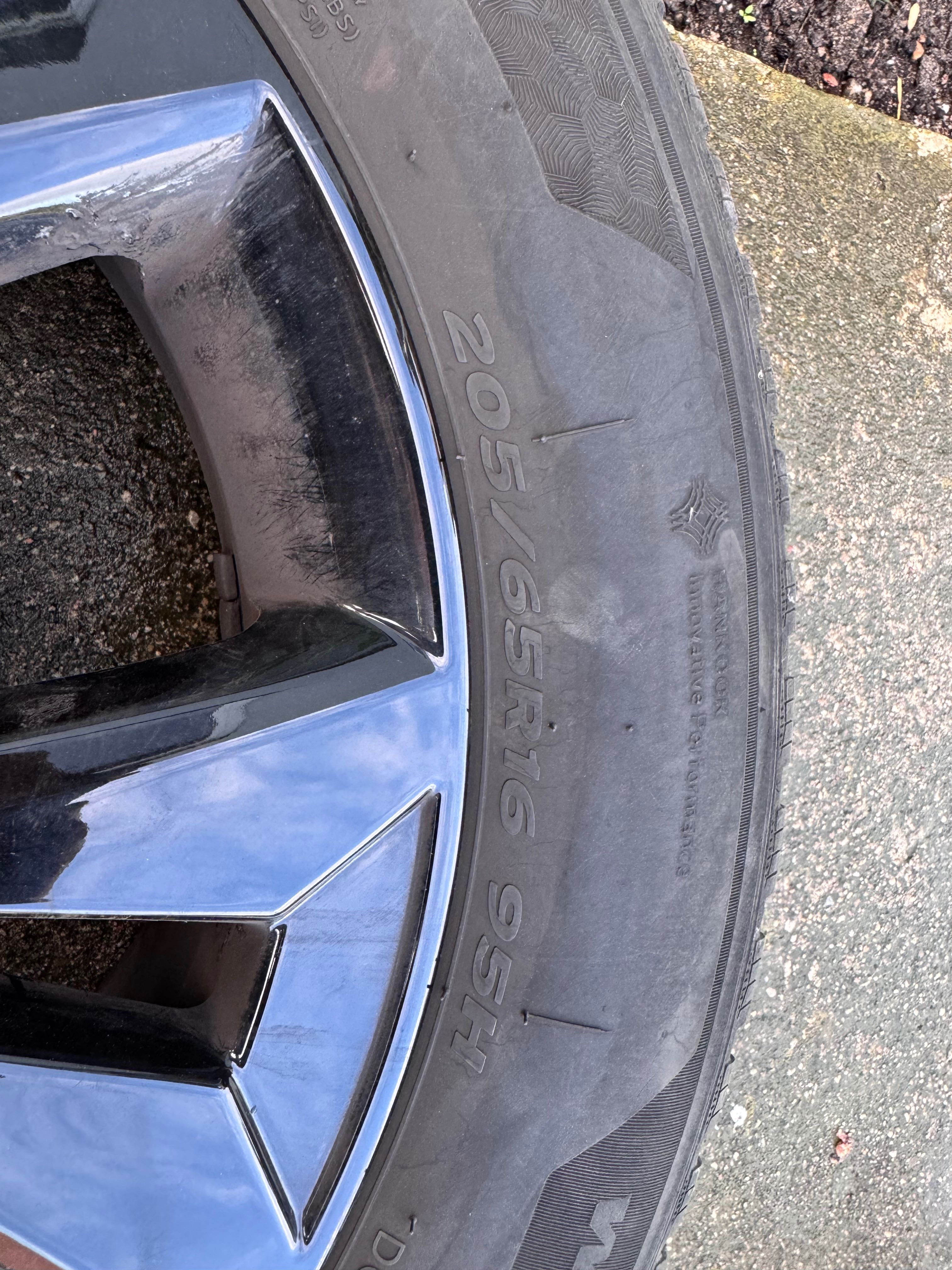 TOYOTA YASRIS CROSS komplet kół zimowych z 205/65/R16, 5x114,3