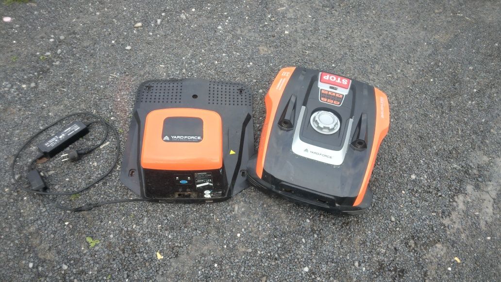 Robot koszący Yard Force Compact 400RiS kosiarka automatyczna 400m²