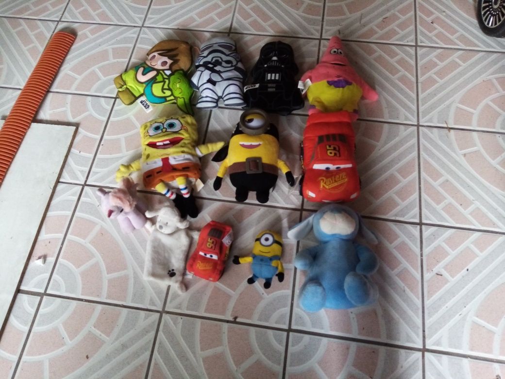 Peluches, grandes e pequenos, cerca de 20