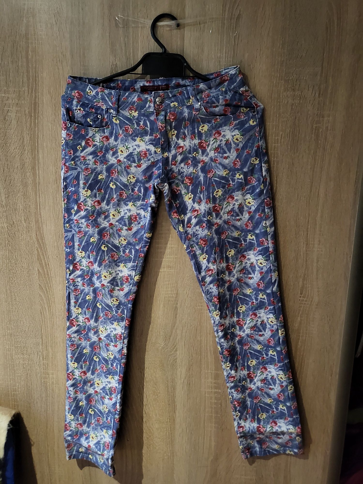 Spodnie bawełniane z printem kwiaty Onado jeans