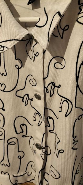 Casaco branco e preto tipo blusão