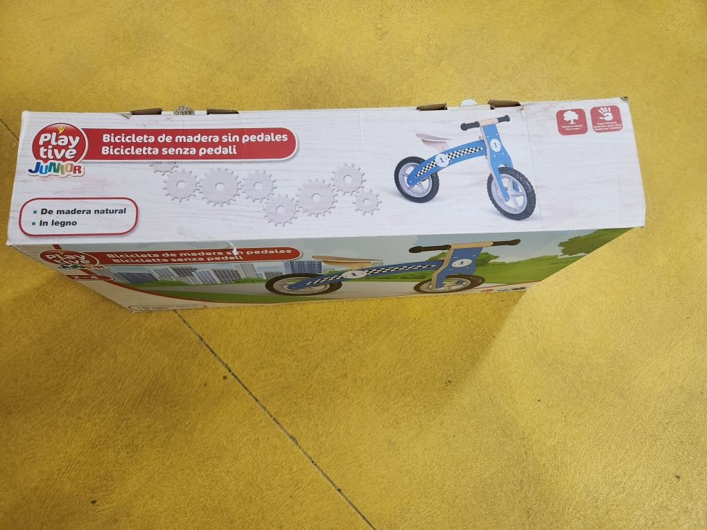 Bicicleta de madeira para criança