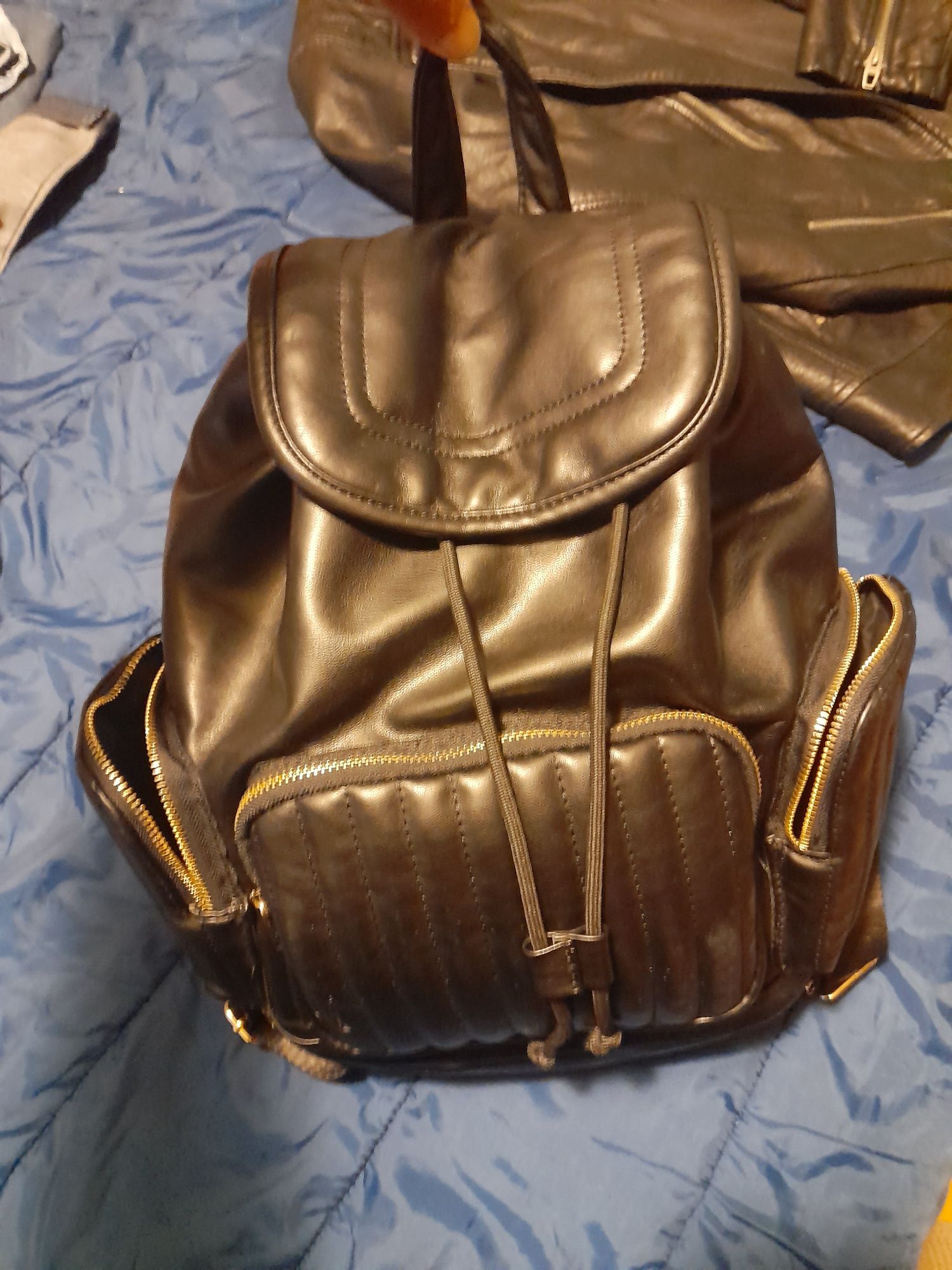 Mochila em pele com 3 bolsos