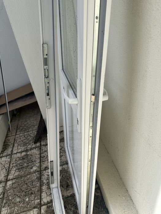 Porta de PVC com vidro e chaves