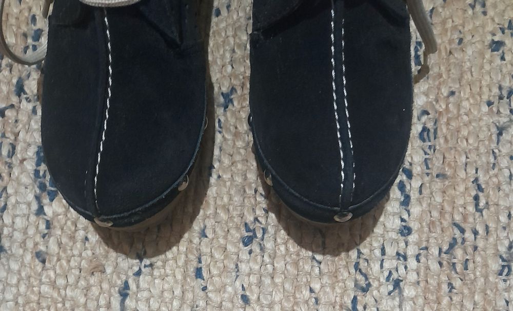 Botas pretas novas em pele 38