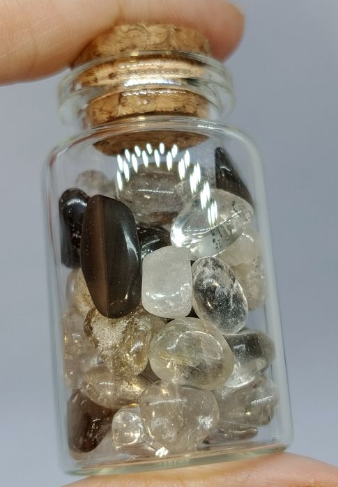 Kwarc dymny i kryształ górski z inkluzjami, szklany słoik z korkiem