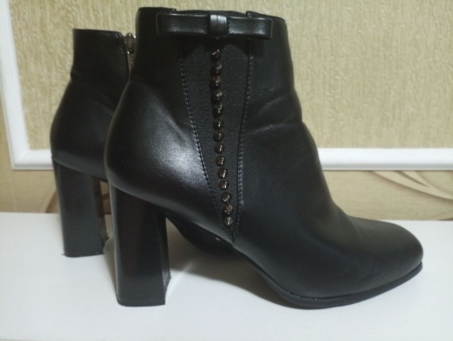 Чоботи, ботильоны, черевики жіночі чорні з шипами 39 р