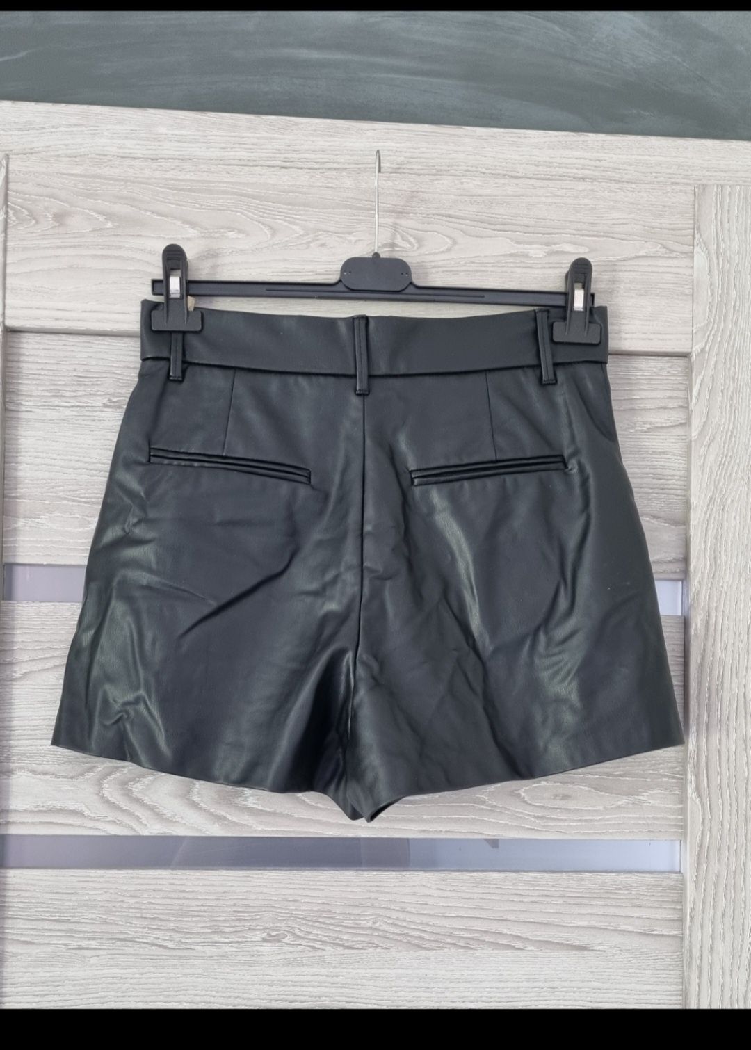 Krótkie spodenki ze sztuczej skóry Zara M