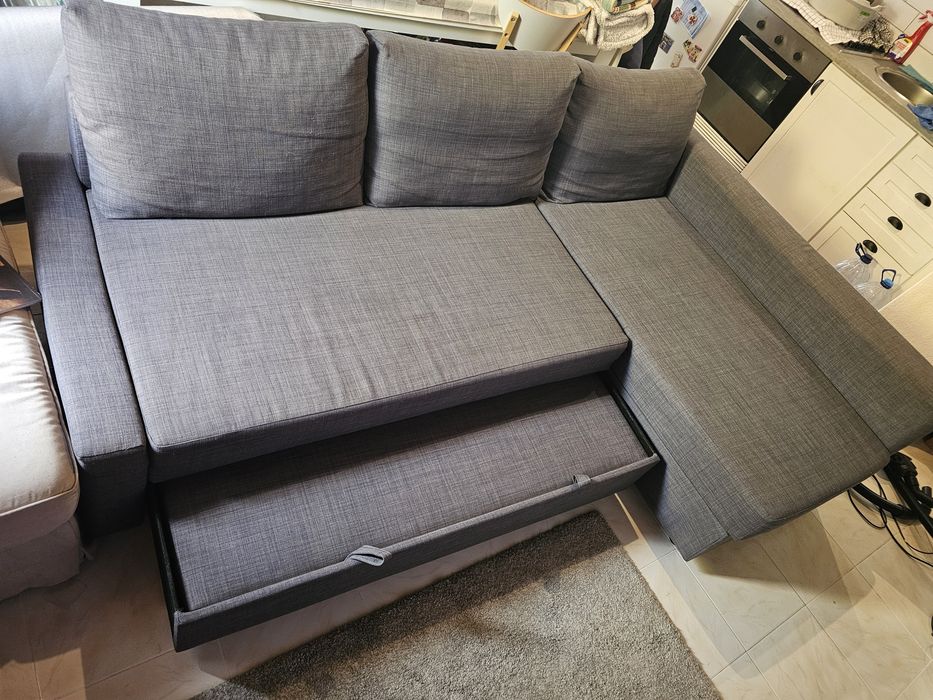 Sofá com cheselong e arrumação