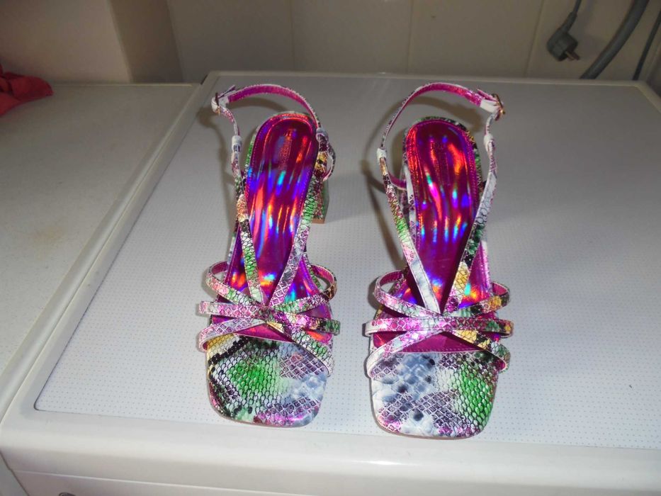 sandálias de senhora muito coloridas