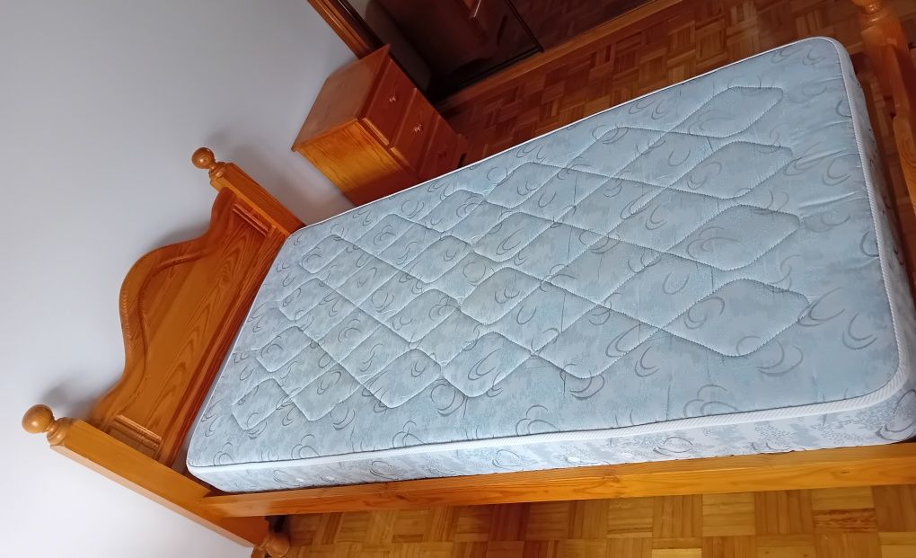 Cama de corpo e meio e mesa de cabeceira