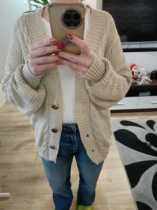 Sweterek kardigan narzutka oversize beżowy na guziki ze splotami