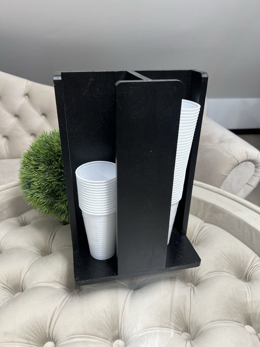 Pojemnik stojak polka  na kubki plastikowe