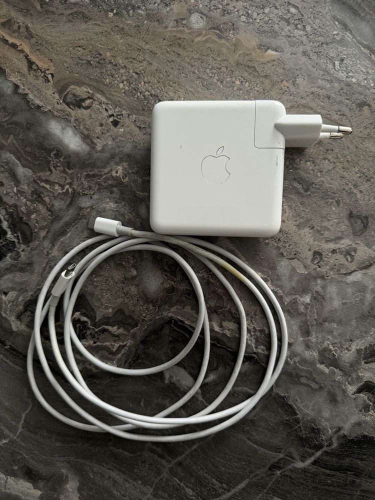 Блок питания и кабель Apple