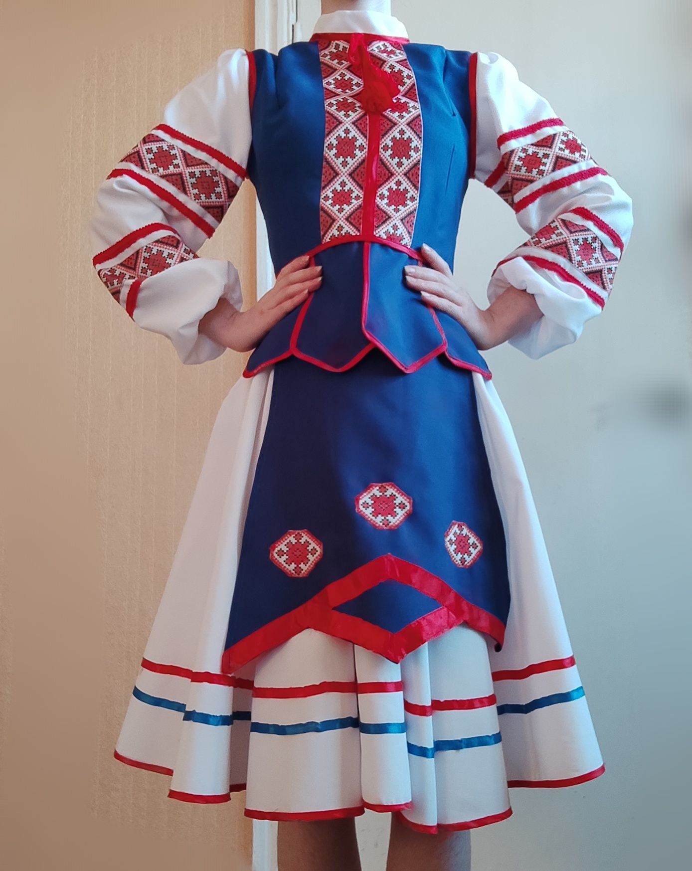 Український національний костюм. Вишиванка зі спідницею