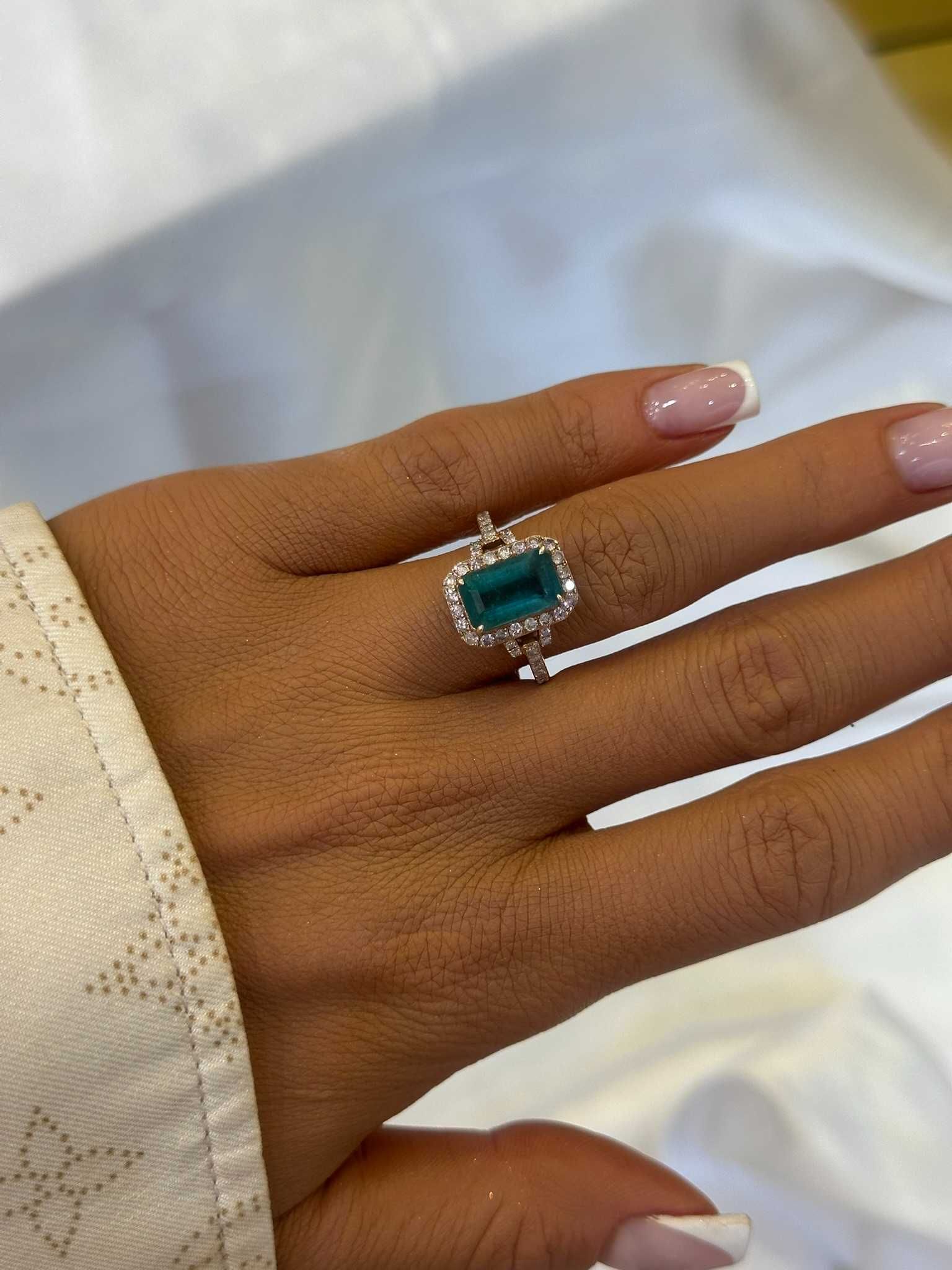 Pierścionek z szmaragdem 2.38 CT i diamentami naturalnymi 0.56 CT IGI