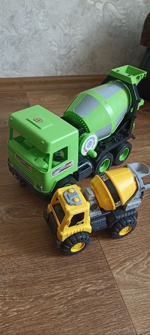 Продам іграшки вантажівки