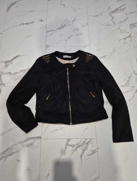 Czarna zamszowa ramoneska z frędzlami i ćwiekami