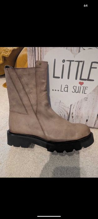 Botas cinza em pele, da Little La Suite