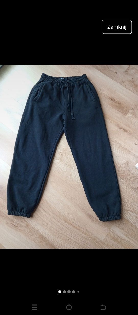 Dresowe czarne spodnie firmy Pull & Bear rozmiar S.