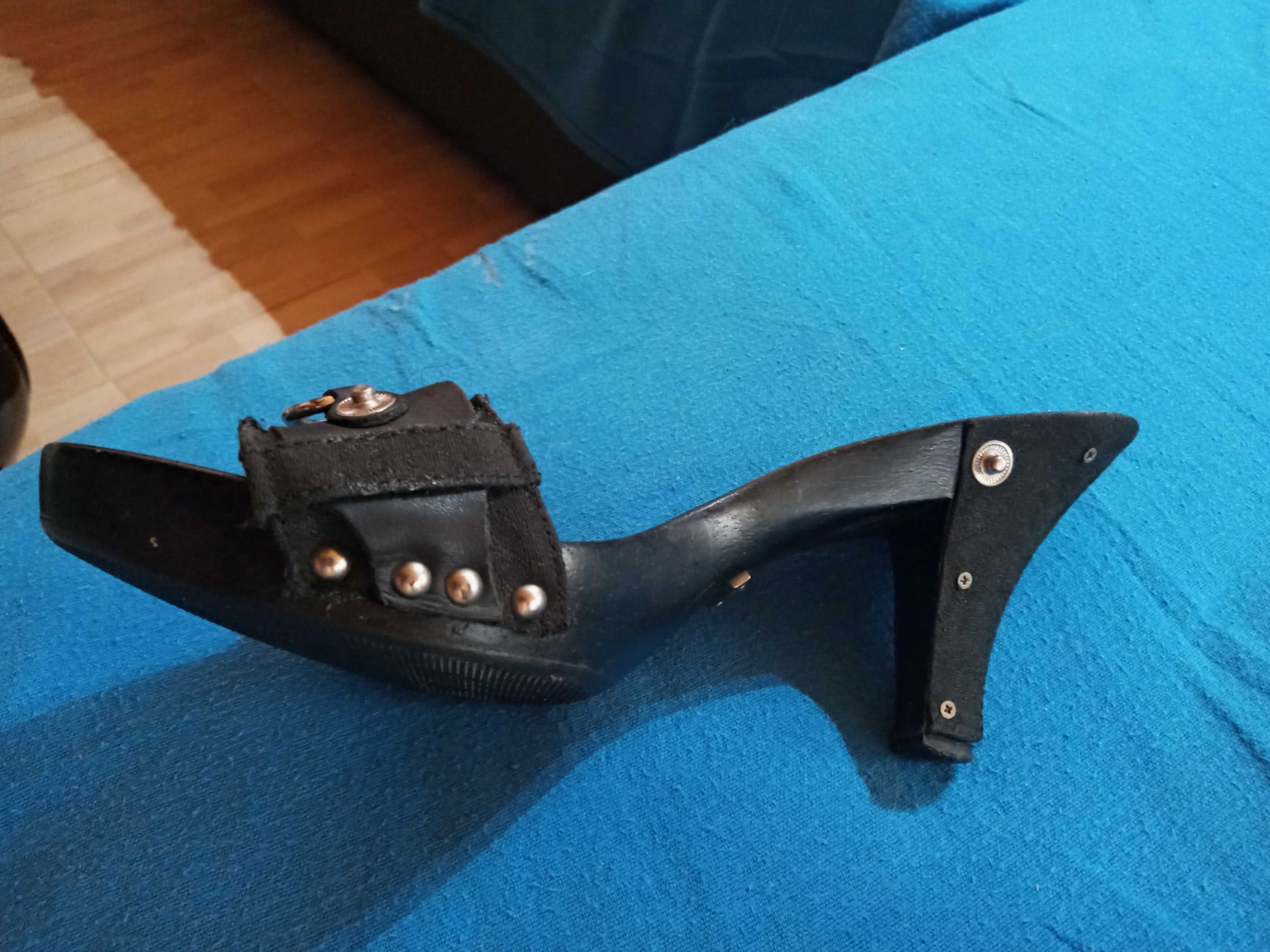 Chinelas com sola de madeira GUESS