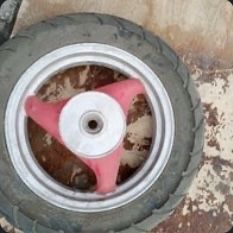 Продам диски та шини для скутера R-12