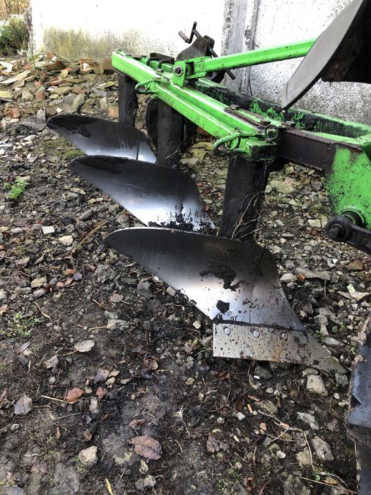 Плуг  трох корпусни на високих стойках бомет хорошому стані.